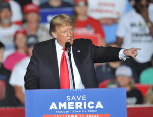 Covid, Trump difende vaccino: "E' sicuro, chi lo fa non muore"