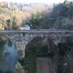 Sta per lanciarsi da ponte, salvata da agente Polstrada