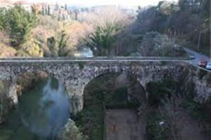 Sta per lanciarsi da ponte, salvata da agente Polstrada