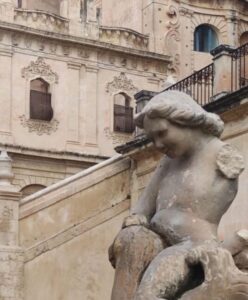Vandali staccano braccio a un putto sotto l'Immacolata, la notte di Natale