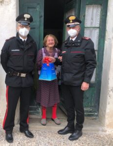 Natale: gli auguri dei carabinieri alla "nonnina" Favignana