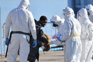 Migranti: naufragio in Libia, 28 corpi trovati su spiaggia