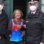 A Natale i carabinieri fanno compagnia a una donna ultracentenaria