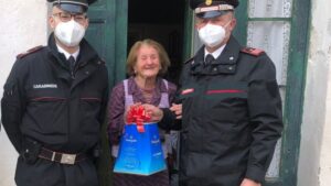 A Natale i carabinieri fanno compagnia a una donna ultracentenaria