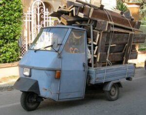 Compie un furto e fugge dall'inseguimento con la lapa