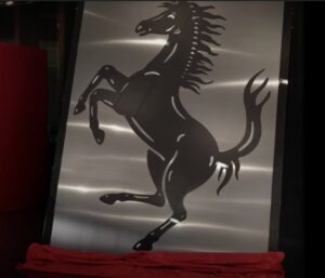 Ferrari, ecco il nuovo logo che celebra i 75 anni dell'azienda