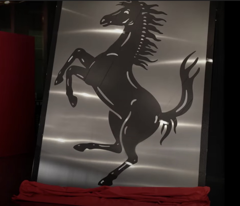 Ferrari, ecco il nuovo logo che celebra i 75 anni dell’azienda. VIDEO