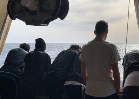 Migranti: nave Geo Barents in rada ad Augusta con 558 a bordo
