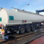 Puliscono una autocisterna e vi finiscono dentro, salvati