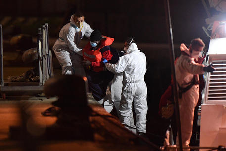 Migranti: Geo Barents iniziate operazioni di sbarco ad Augusta