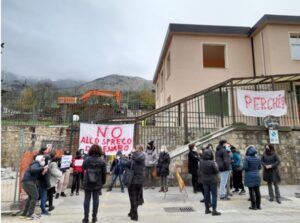 Ruspe contro scuola, sit-in di protesta a Castelbuono