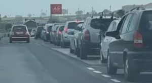 Lunga fila al drive-in, la polizia rimanda indietro le auto