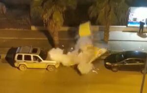 Bomba carta disintegra cassonetto degli indumenti VIDEO