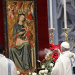 Papa: basta violenza su donne, nel mondo troppi fili spinati
