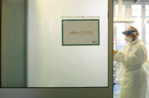 ++ Omicron: Gimbe, rischiamo 2mln di positivi e ospedali pieni +