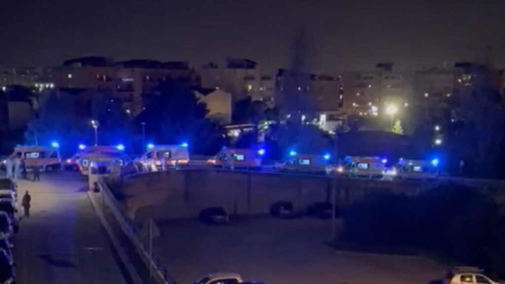 Ambulanze in fila a sirene spiegate: sono finite pure le barelle VIDEO