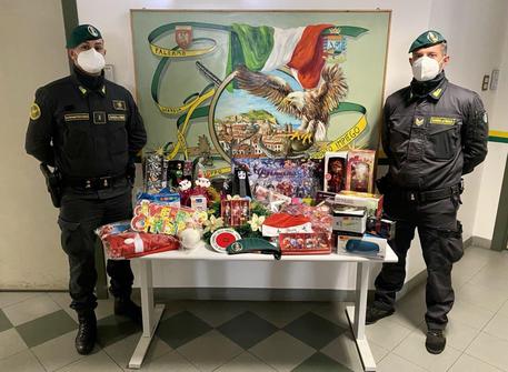 Gdf sequestra addobbi natalizi non sicuri