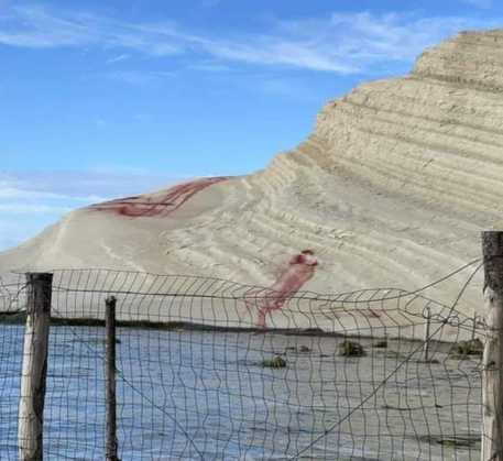 Polvere intonaco rossa su marma bianca Scala dei Turchi