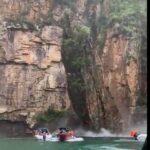 Roccia si stacca da un costone e cade in un lago: 7 morti