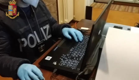 Ferisce a coltellate rider per derubarlo, denunciato 16enne