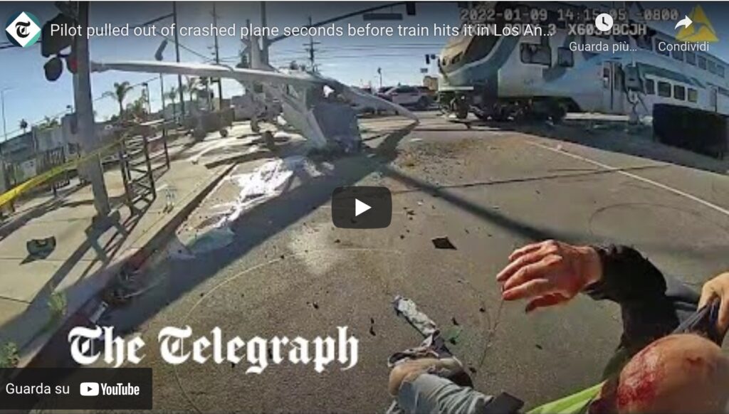 Precipita sui binari con un piccolo aereo, salvato da arrivo del treno