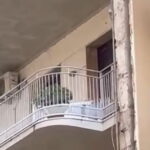 Donna si affaccia nuda sul balcone e lancia vasi ai passanti