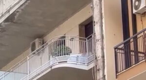 Donna si affaccia nuda sul balcone e lancia vasi ai passanti