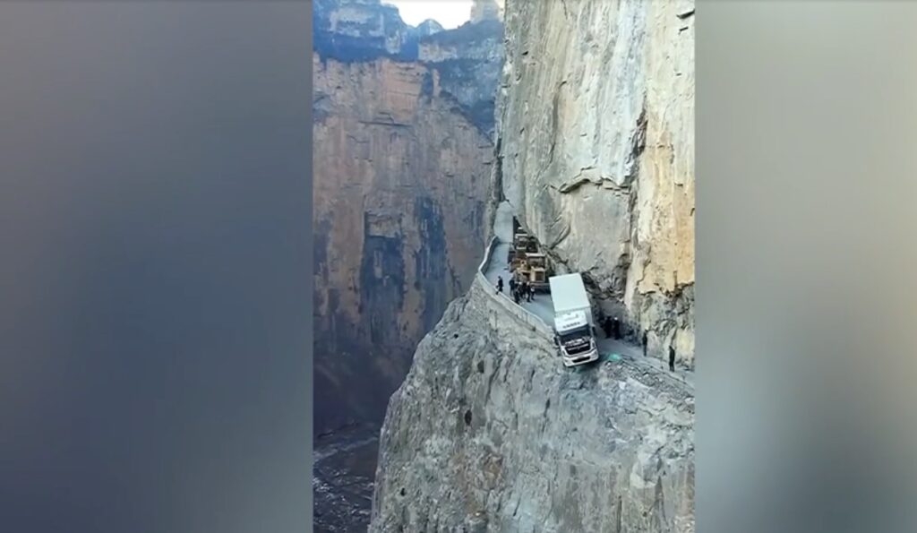 Un Tir resta in bilico nello strapiombo di centinaia di metri