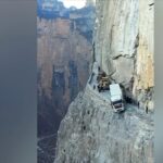 Un Tir resta in bilico nello strapiombo di centinaia di metri