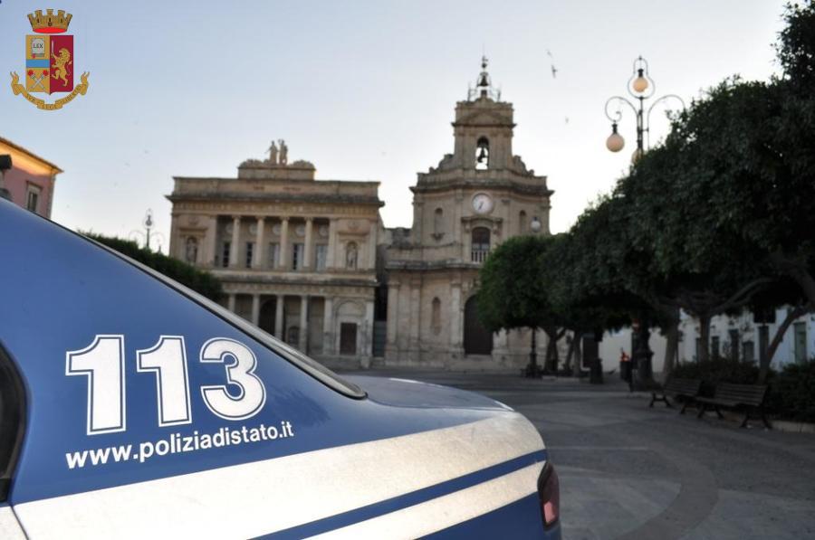 Vittoria: pugni, calci e inseguimenti. Due arresti e due poliziotti feriti