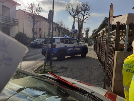 Vanno a notificargli Tso,spara e si barrica casa in Versilia