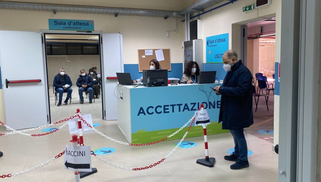 Troppi booster controproducenti, gli anticorpi difendono sempre meno