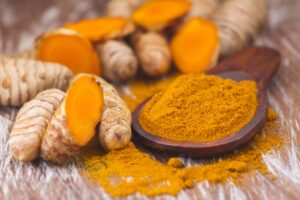 Curcuma e mele per abbassare la glicemia e rallentare l’Alzheimer