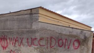 Seconda scuola siciliana imbrattata dai no vax FOTO