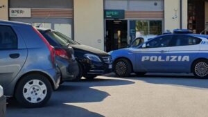 Cassiere sviene, banditi armati si spaventano e fuggono a mani vuote