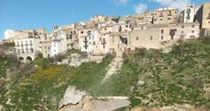 Polizzi, la frana continua: notte sul baratro per decine di abitanti VIDEO
