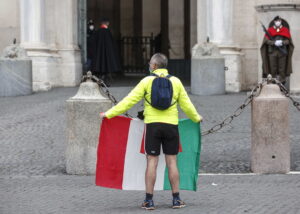 Mattarella lascia Quirinale, folla lo applaude, pranzo in famiglia