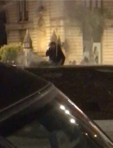 Giovane si tuffa nella fontana dello Stretto a Modica