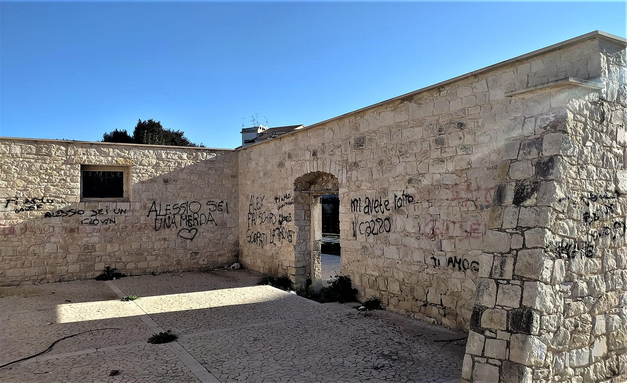 Atto vandalico a Comiso, ripresi dalle videocamere di sicurezza