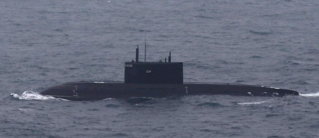 Un sommergibile in immersione al largo delle coste iblee tallona a distanza la flotta russa nel Mediterraneo