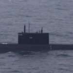 Un sommergibile in immersione al largo delle coste iblee tallona a distanza la flotta russa nel Mediterraneo