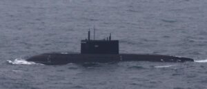 Un sommergibile in immersione al largo delle coste iblee tallona a distanza la flotta russa nel Mediterraneo