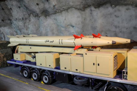 L’Iran svela un nuovo missile balistico con gittata di 1.450 km