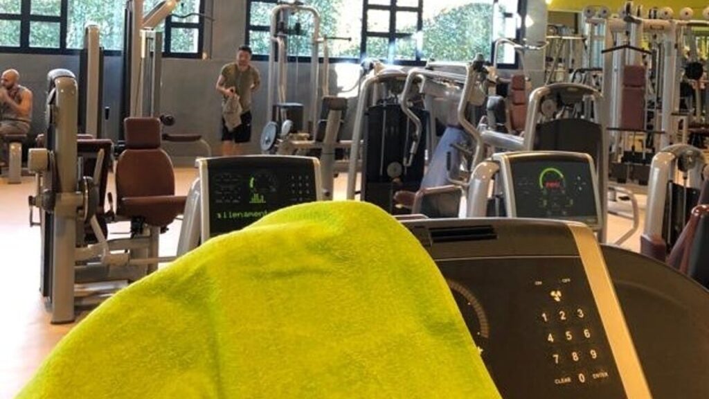 Al circolo sportivo col Covid, denunciato