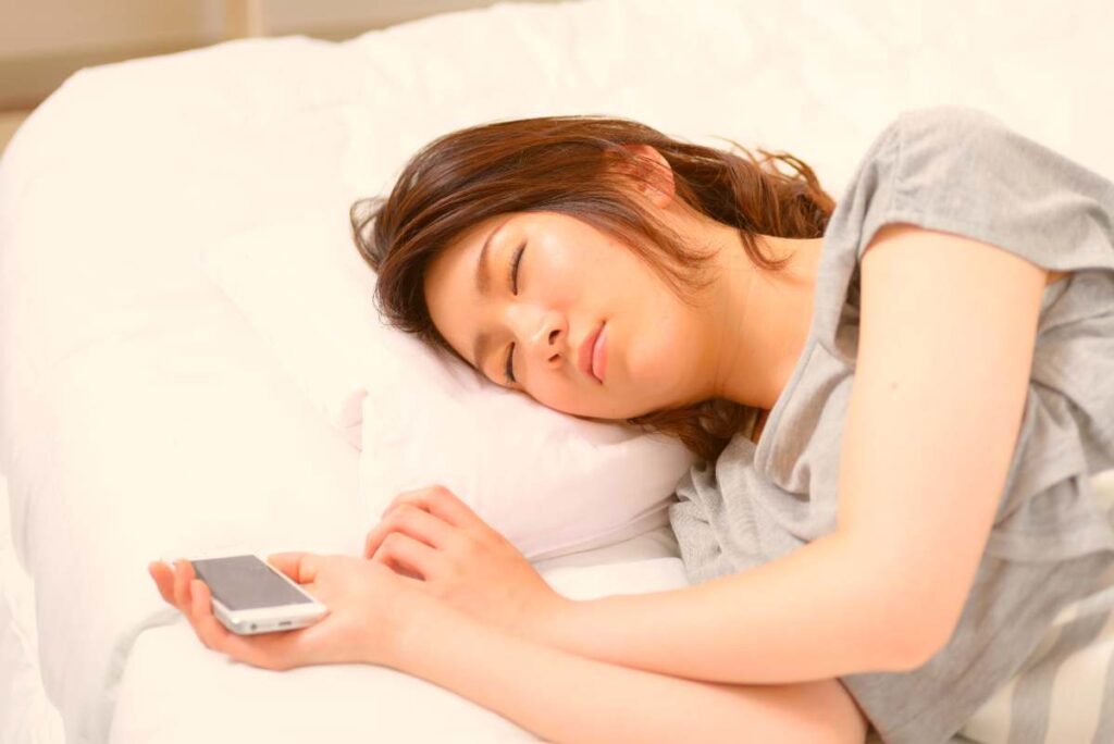 Dormi col telefono in carica vicino al letto? Rischi obesit&agrave; e diabete