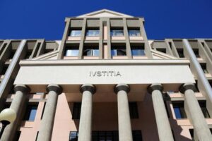 Covid: eredi uomo morto citano in tribunale medico e Asp