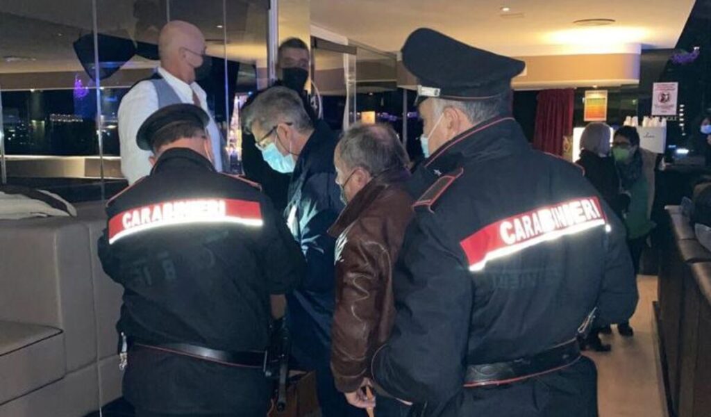 Via le mascherine al chiuso, stadi e discoteche gremite: la boccia passa alla Regione