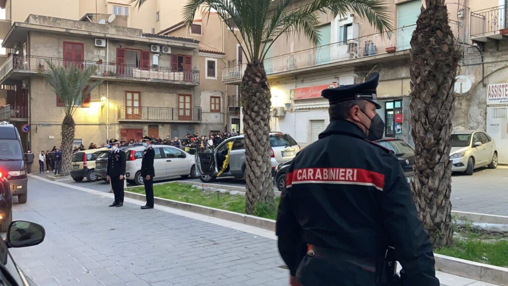 Palma: ferisce i genitori, uccide un uomo in piazza e si costituisce