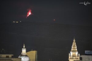 L'eruzione dell'Etna vista da Ragusa