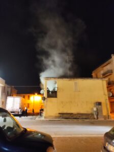 Casa a fuoco a Jungi, residenti fuggono dal balcone